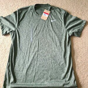 Nike Men's Dri-FIT Seasonal Legend Fitness T-Shirt (Large)